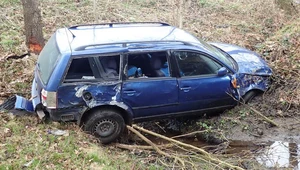 Kierowca Volkswagena stracił panowanie nad kierownicą i wjechał do rowu.