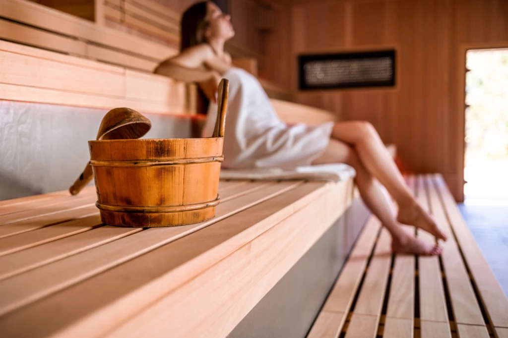 Regularne stosowanie kąpieli saunowych może nieść za sobą wymierne korzyści zdrowotne