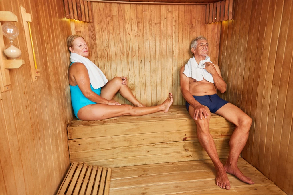 Korzystając z sauny, warto pamiętać, by organizm stopniowo przyzwyczajać do wysokich temperatur