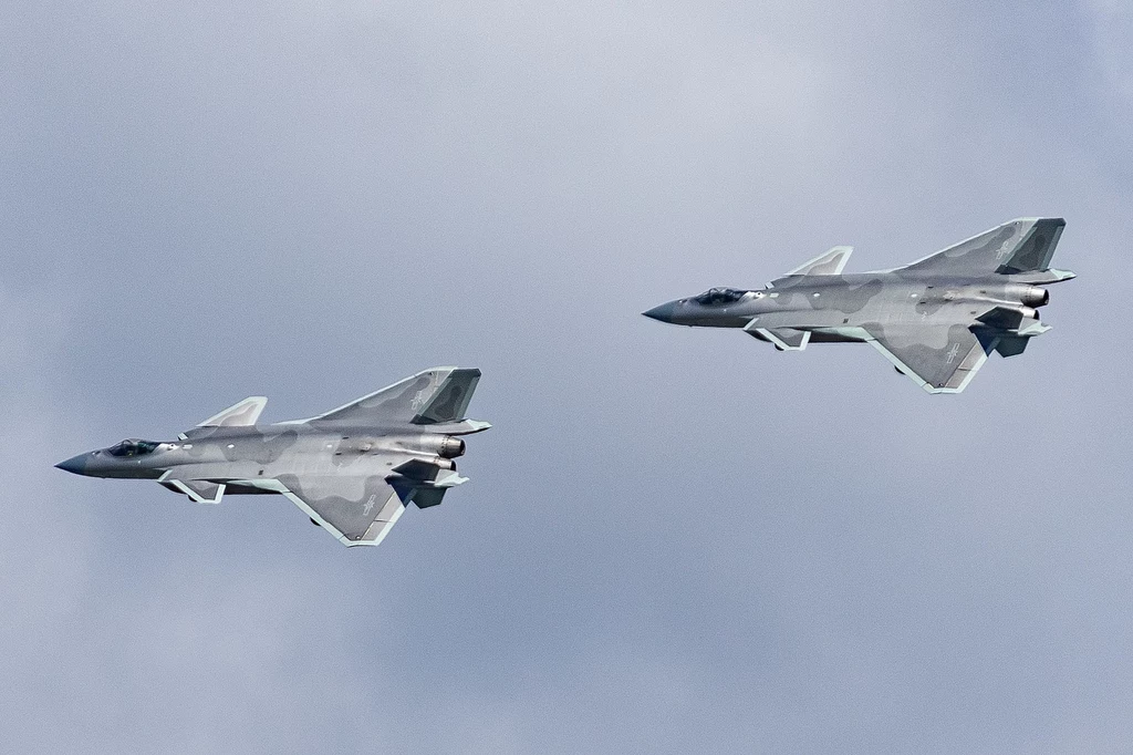 Chengdu J-20 to chiński myśliwiec, który w założeniach ma rzucić wyzwanie amerykańskim F-22 i F-35.