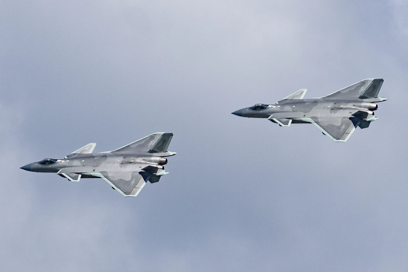 Chengdu J-20 to chiński myśliwiec piątej generacji, który ma stanowić podstawę chińskich sił powietrznych. W założeniach ma rzucić wyzwanie amerykańskim F-22 i F-35 Chengdu J-20 to chiński myśliwiec piątej generacji, który ma stanowić podstawę chińskich sił powietrznych. W założeniach ma rzucić wyzwanie amerykańskim F-22 i F-35