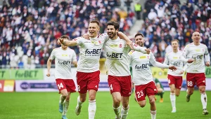 Faworytowi wciąż brakuje pieniędzy. Jest jednak coraz bliżej Ekstraklasy
