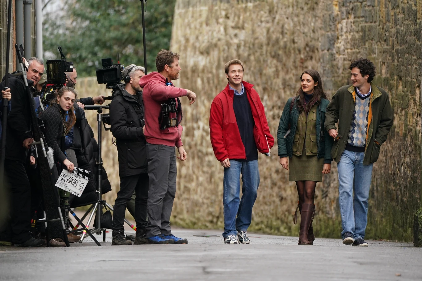 Ed McVey i Meg Bellamy na planie 6. sezonu "The Crown" Ed McVey i Meg Bellamy na planie 6. sezonu "The Crown"