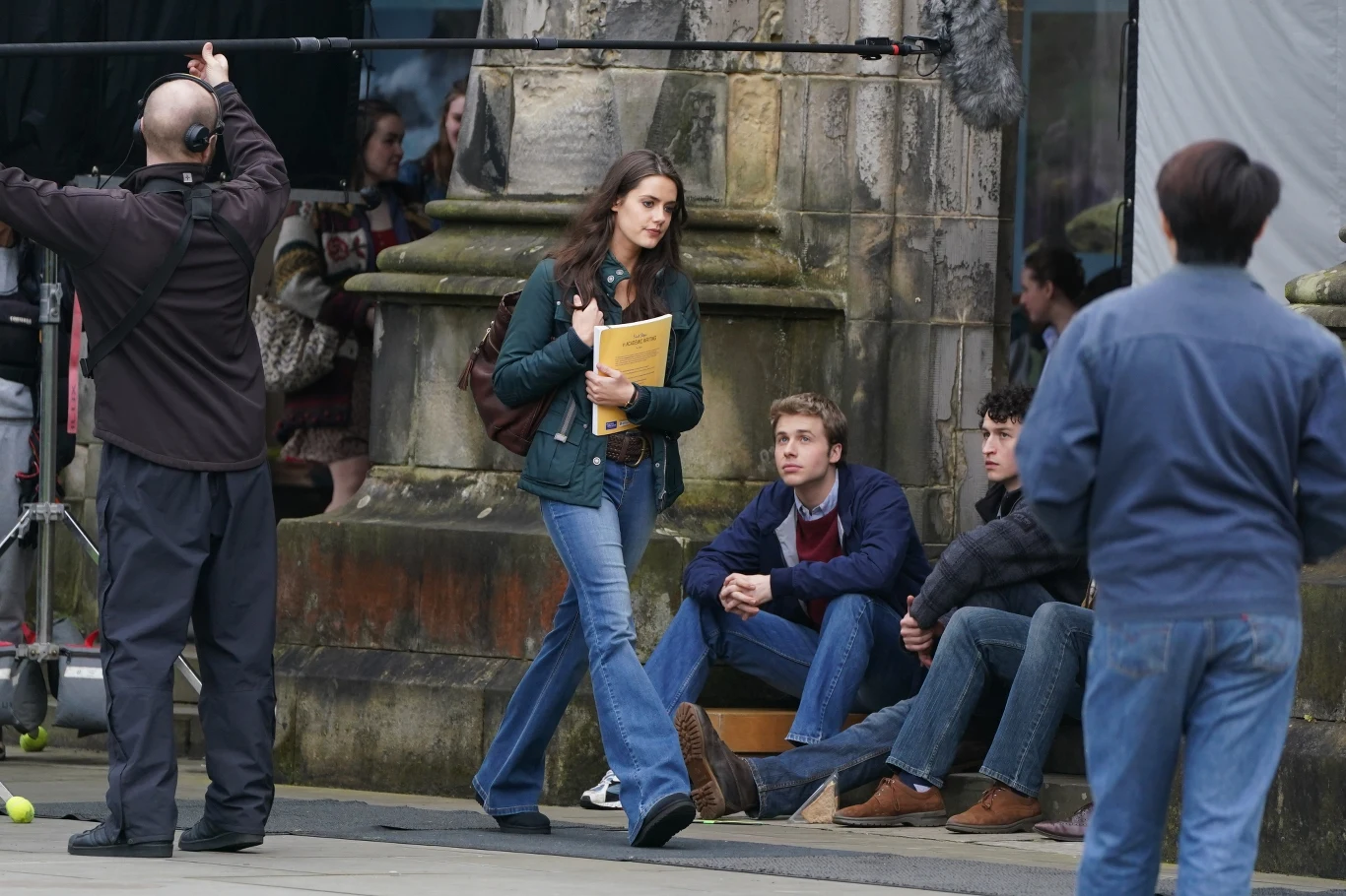 Ed McVey i Meg Bellamy na planie 6. sezonu "The Crown" Ed McVey i Meg Bellamy na planie 6. sezonu "The Crown"