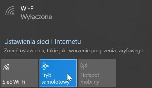 Tryb samolotowy na pasku zadań Windows.