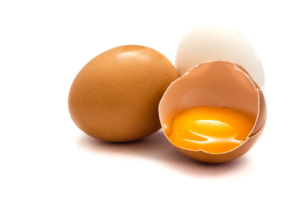 Pomarańczowy kolor żółtek może świadczyć o zdrowszej diecie kury, która je zniosła. Takie jajka zawierają więcej witamin i kwasów omega-3.