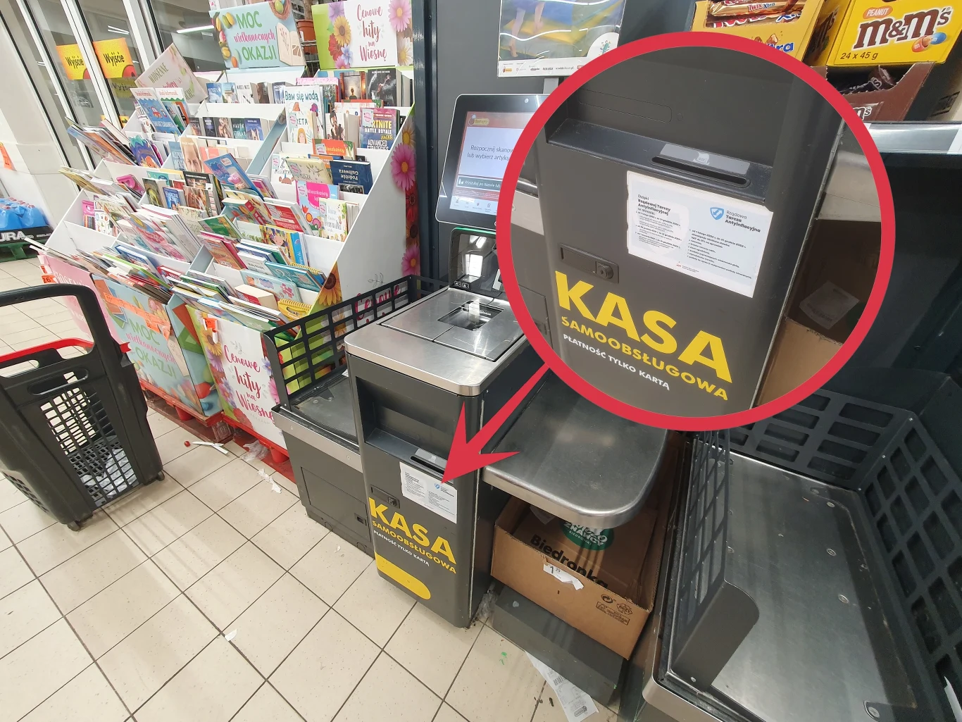 Warto przyjrzeć się bliżej kasom samoobsługowym w sklepach. Można na nich znaleźć np. funkcjonalny "śmietnik" - otwór na paragony Warto przyjrzeć się bliżej kasom samoobsługowym w sklepach. Można na nich znaleźć np. funkcjonalny "śmietnik" - otwór na paragony