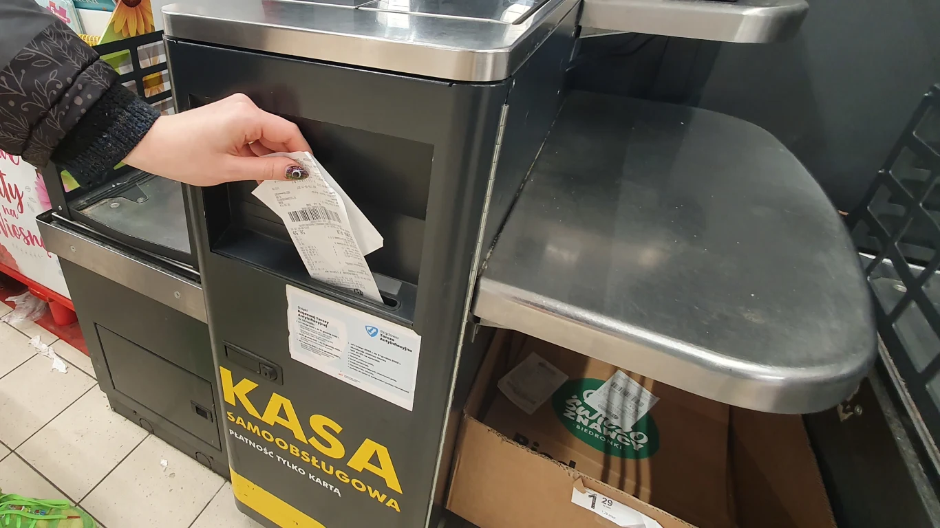 Chcesz wyrzucić paragon, ale nie wiesz, do którego pojemnika? Okazuje się, że kasy samoobsługowe w niektórych sklepach mają do tego specjalny otwór. Niestety nadal niewiele osób zdaje sobie z tego sprawę, więc śmietniki w sklepach są przepełnione i wysypują się z nich paragony Chcesz wyrzucić paragon, ale nie wiesz, do którego pojemnika? Okazuje się, że kasy samoobsługowe w niektórych sklepach mają do tego specjalny otwór. Niestety nadal niewiele osób zdaje sobie z tego sprawę, więc śmietniki w sklepach są przepełnione i wysypują się z nich paragony