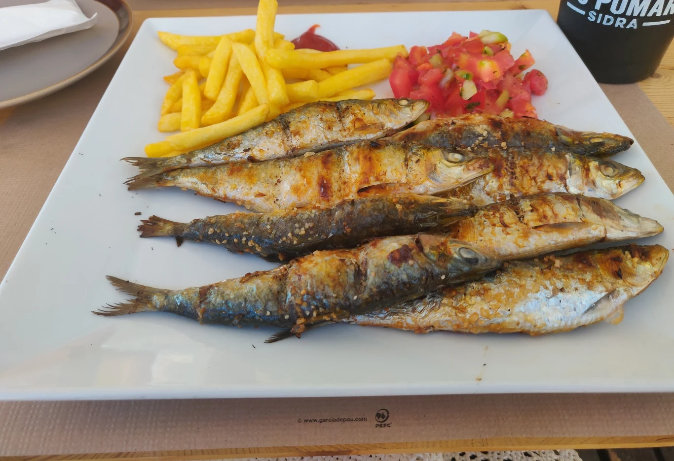 Będąc w Portugalii, koniecznie spróbuj sardynek z rusztu