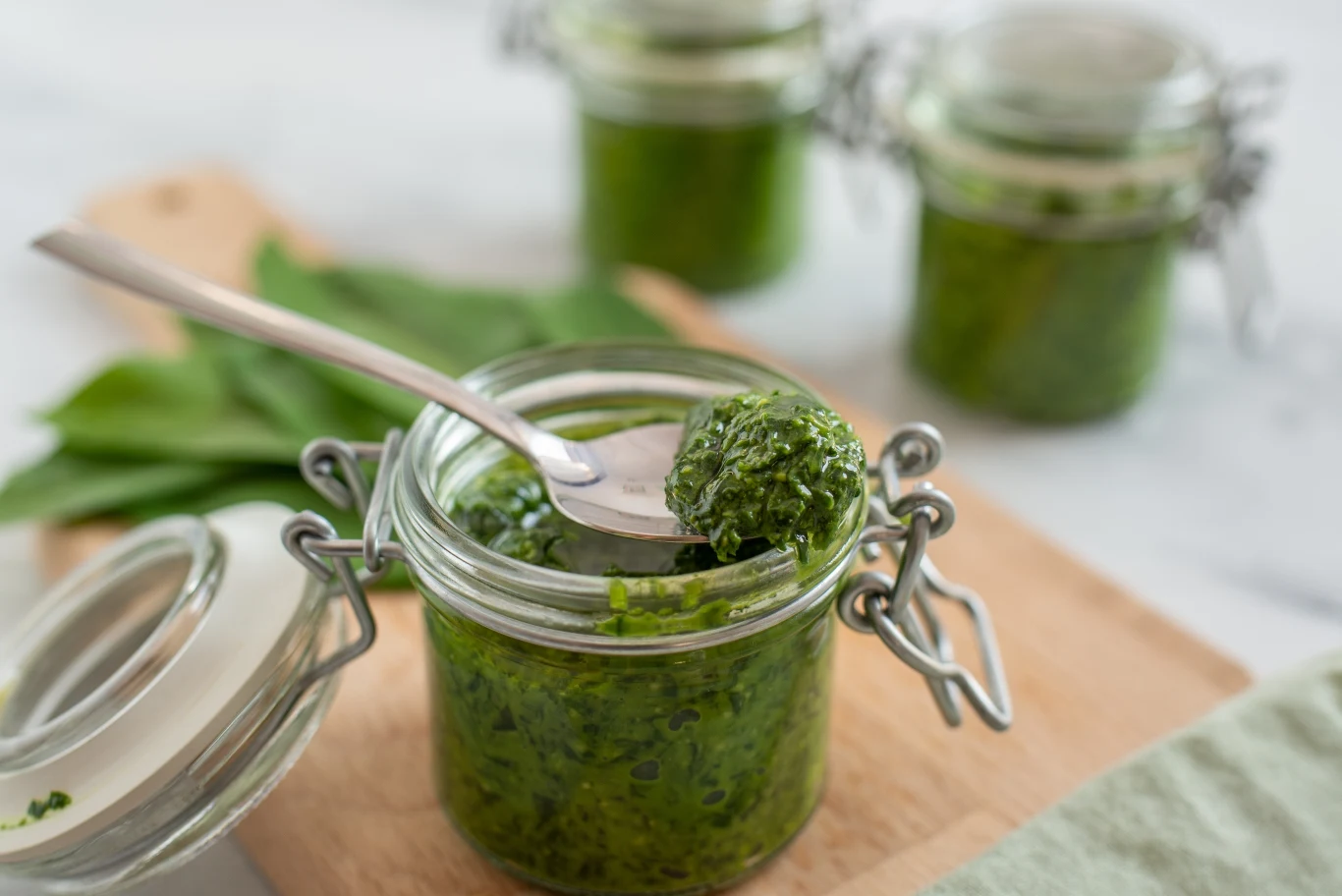 Czosnek niedźwiedzi to bardzo niedoceniany kuzyn czosnku pospolitego. Włącz go do diety, a nie pożałujesz