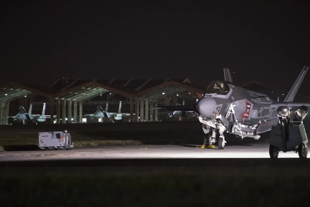 Usprawnienie dostarczania części F-35 tam gdzie są potrzebne, może wydawać się prozaicznym rozwiązaniem. Jednak ogrom sieci zaopatrzenia jest ogromna i bardzo łatwo w niej przegapić potrzebne dostawy. W samych Stanach Zjednoczonych F-35 stacjonuje w 27 bazach i na 10 lotniskowcach. Do tego dochodzi obecnie 9 państw, biorących udział w programie Usprawnienie dostarczania części F-35 tam gdzie są potrzebne, może wydawać się prozaicznym rozwiązaniem. Jednak ogrom sieci zaopatrzenia jest ogromna i bardzo łatwo w niej przegapić potrzebne dostawy. W samych Stanach Zjednoczonych F-35 stacjonuje w 27 bazach i na 10 lotniskowcach. Do tego dochodzi obecnie 9 państw, biorących udział w programie