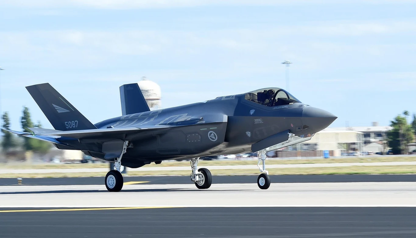 F-35 Lightning II to wielozadaniowy myśliwiec piątej generacji, który stanowi jeden z głównych samolotów bojowych NATO. Jakiekolwiek problemy z tą maszyną mogą się poważnie przełożyć na efektywność sił powietrznych sojuszu F-35 Lightning II to wielozadaniowy myśliwiec piątej generacji, który stanowi jeden z głównych samolotów bojowych NATO. Jakiekolwiek problemy z tą maszyną mogą się poważnie przełożyć na efektywność sił powietrznych sojuszu