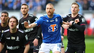 Bartosz Salamon (w niebieskiej koszulce)