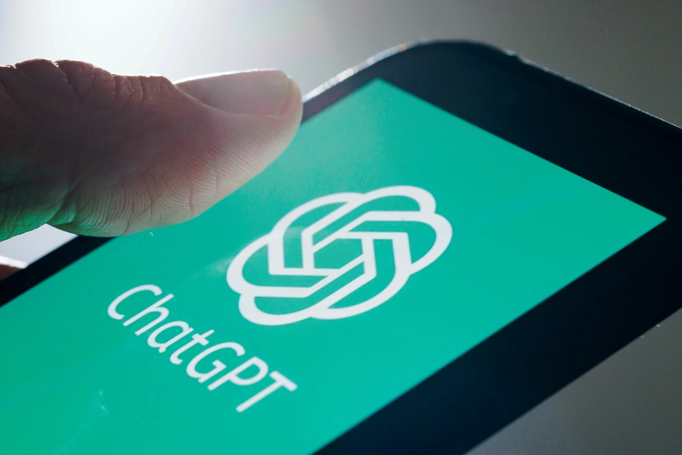 Wyciek danych ujawnił, o co ludzie pytają ChatGPT. Niektóre rozmowy mrożą krew w żyłach ChatGPT na celowniku kanadyjskich urzędników. Zdj. ilustracyjne