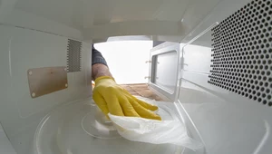 Jak dokładnie wyczyścić kuchenkę mikrofalową? Poznaj kilka niezawodnych sposobów