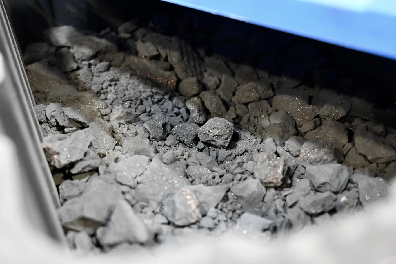 Te bryłki zawierają duże ilości niklu, miedzi, manganu, pierwiastków ziem rzadkich i innych cennych metali