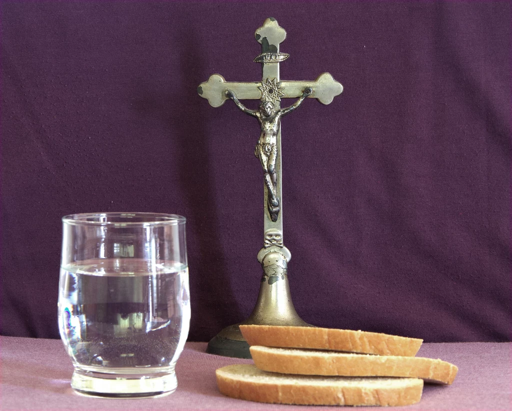 W Wielki Piątek wielu katolików wybiera bardzo restrykcyjny post - tylko o chlebie i wodzie
