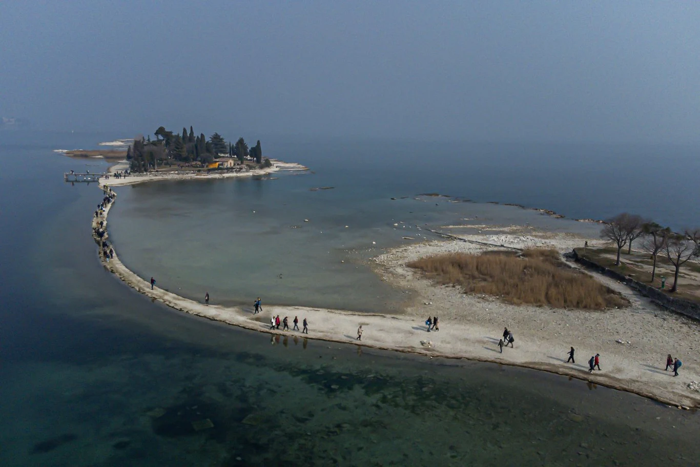 Jezioro Garda (Lago di Garda) w północnych Włoszech zyskało nową atrakcję turystyczną - spacer do zachodniego brzegu Wyspę Królików