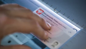 Seria i numer dowodu to dane wrażliwe, które należy chronić przed oszustami.