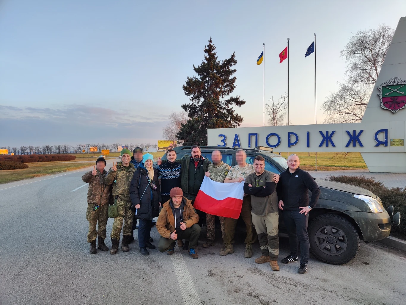 Ewa Bilan-Stoch ze współtowarzyszami akcji oraz z ukraińskimi żołnierzami