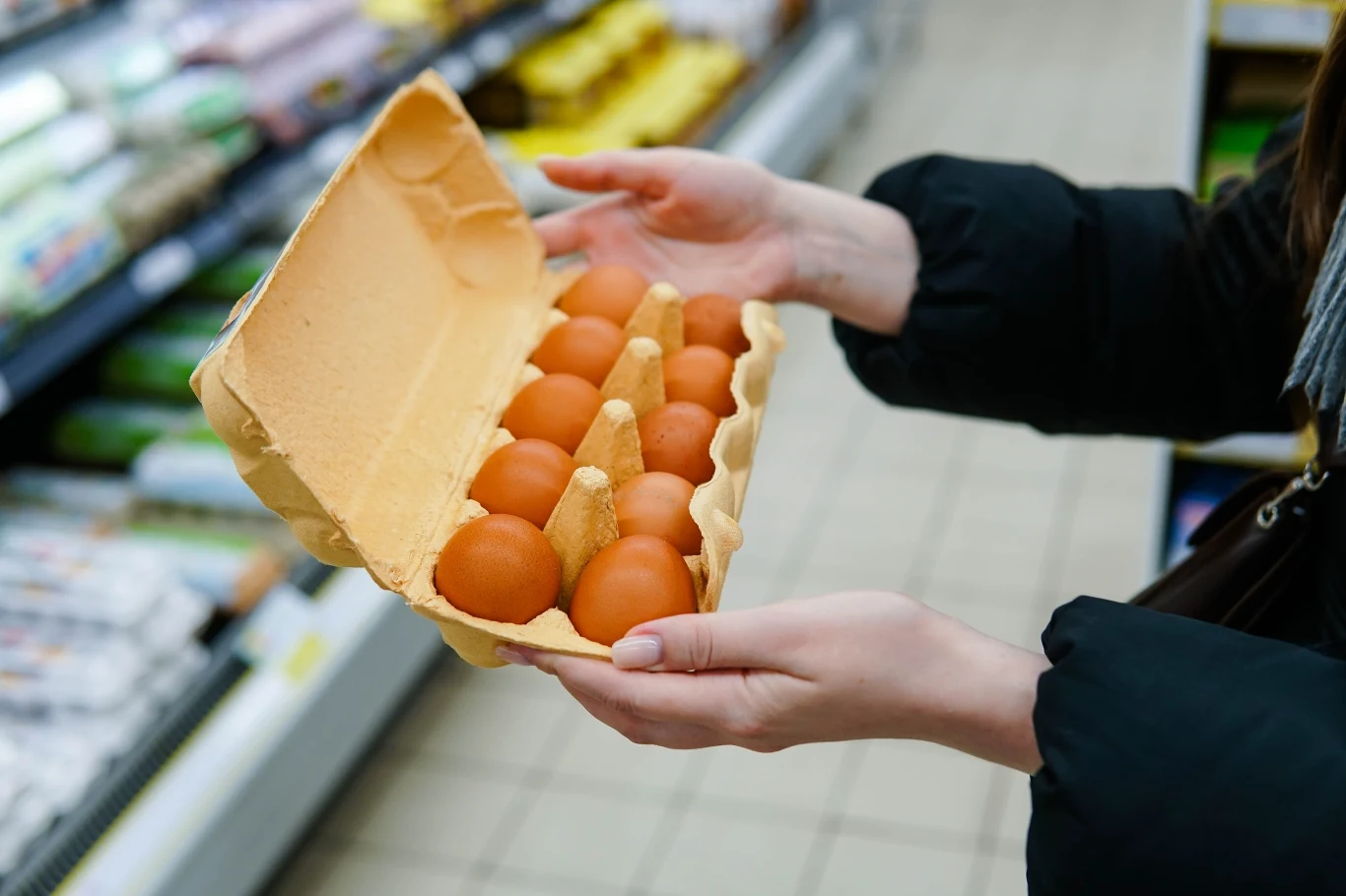 Jaja z wolnego wybiegu maja lepszy stosunek witamin i kwasów omega do cholesterolu. Wybieraj tylko takie!