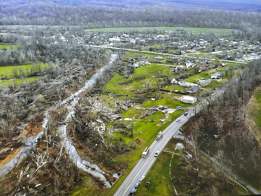 Zniszczenia po przejściu tornada w Missouri Zniszczenia po przejściu tornada w Missouri
