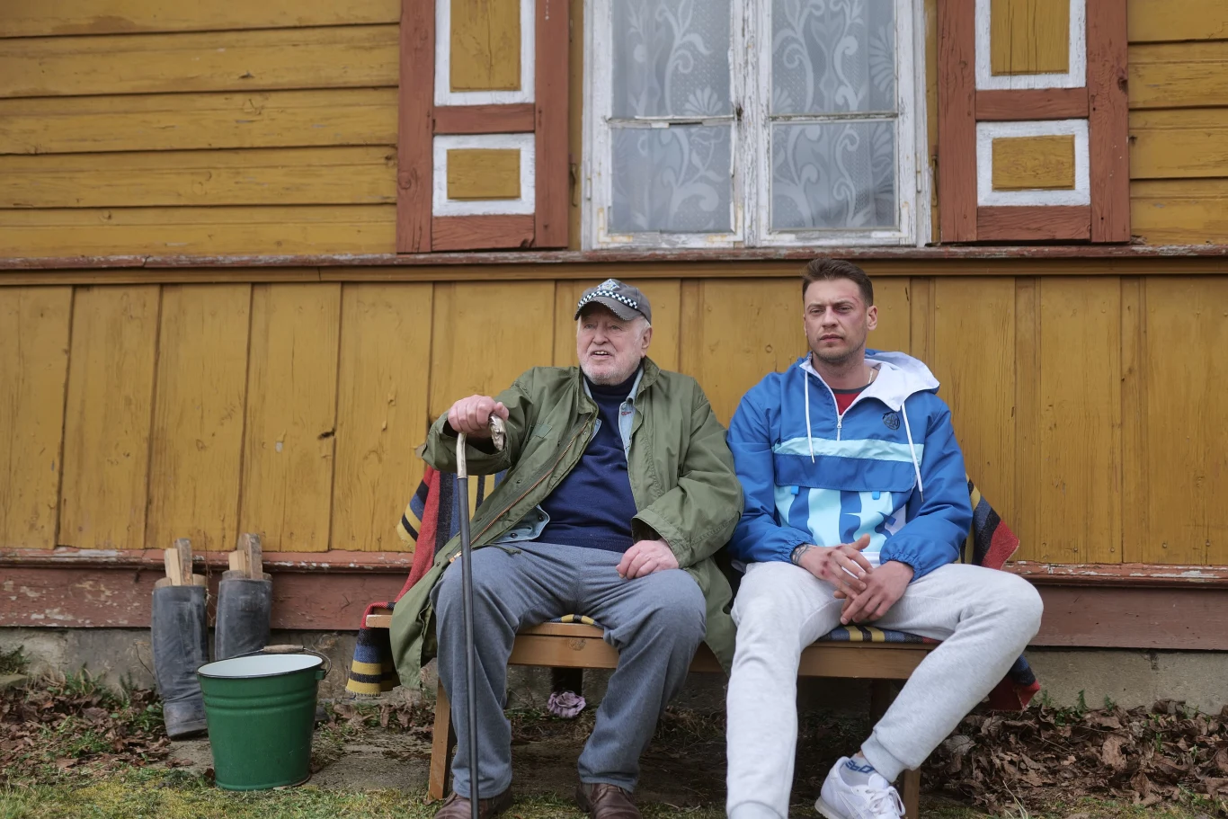  Jan Nowicki i Bartłomiej "Małach" Małachowski w filmie "Życie w błocie się złoci"