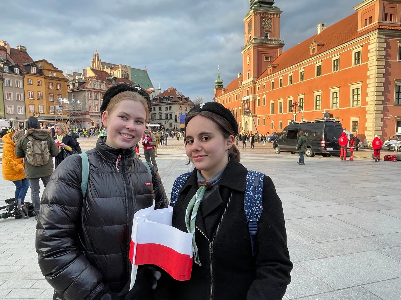 Harcerki rozdające flagi