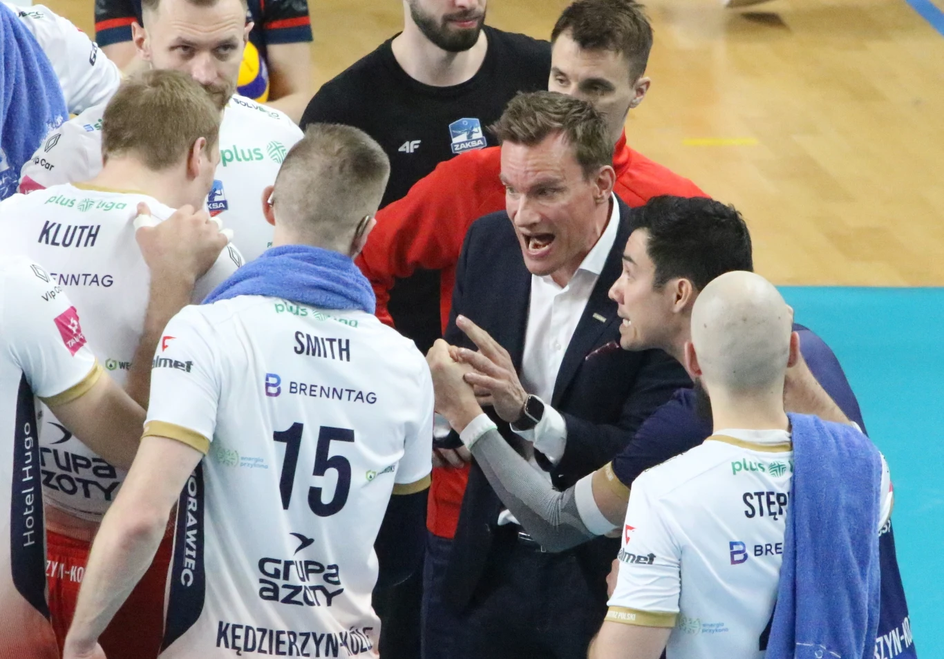 Trener ZAKS-y Tuomas Sammelvuo w otoczeniu siatkarzy