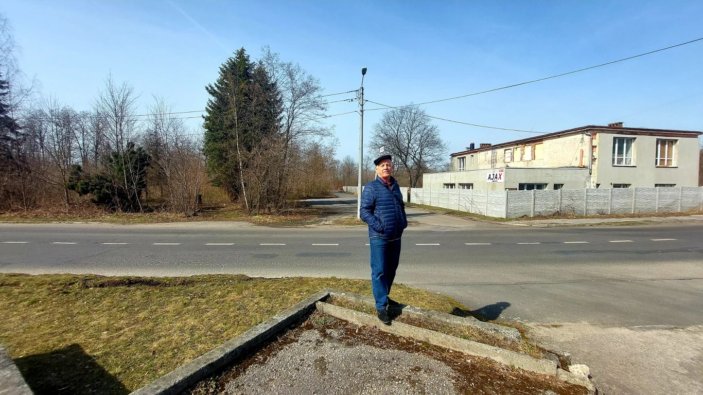 Józef Dziedzic na tle dawnej kopalni "Siersza"