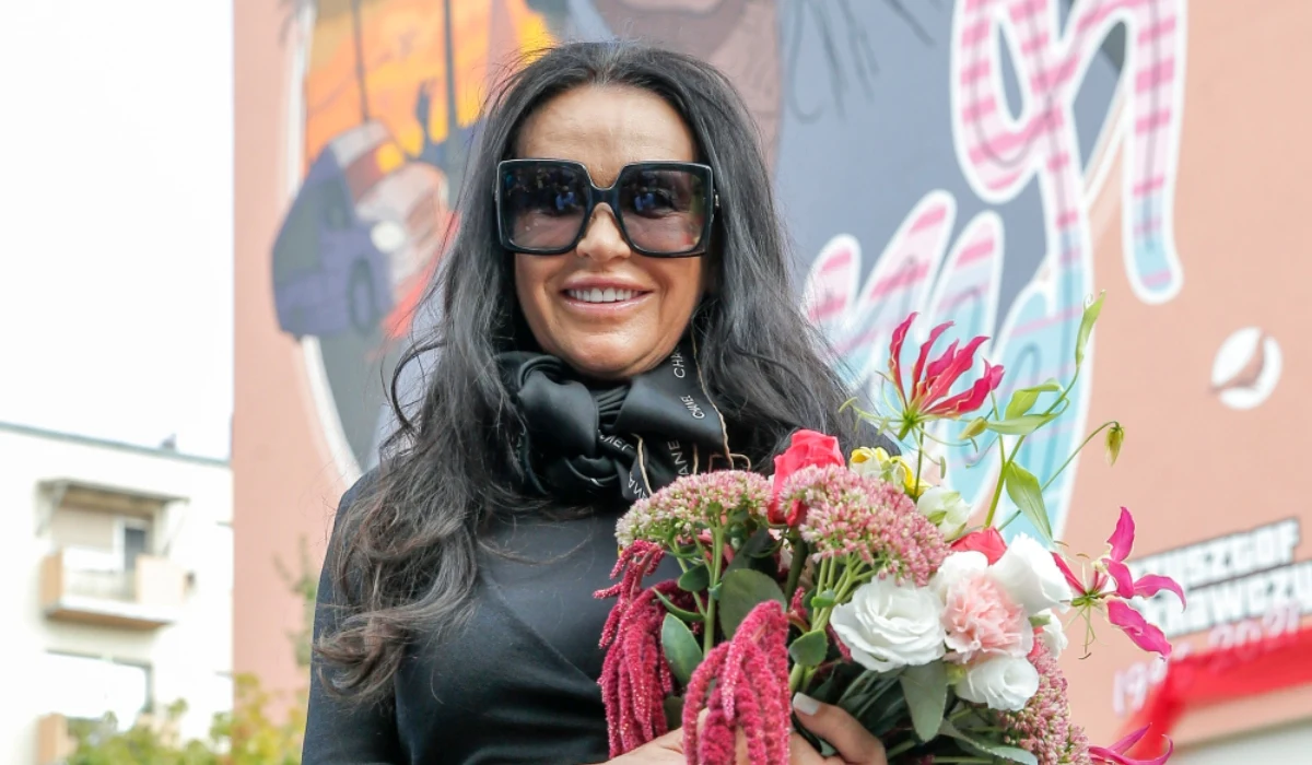 Ewa Krawczyk na tle muralu upamiętniającego Krzysztofa Krawczyka Ewa Krawczyk na tle muralu upamiętniającego Krzysztofa Krawczyka