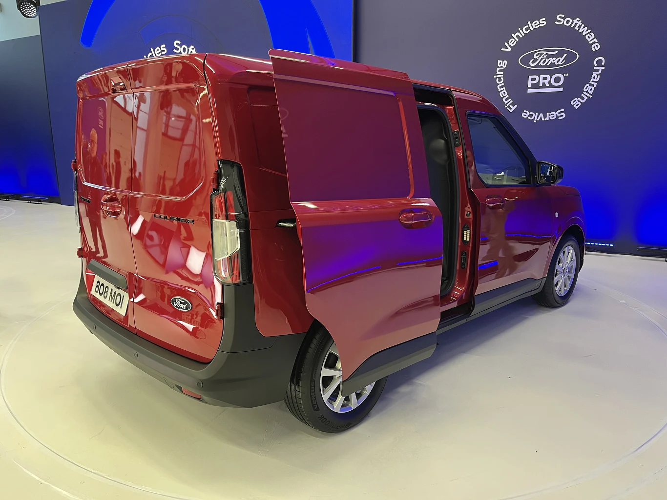 Ford E-Transit Courier 