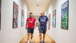 Jakub Błaszczykowski (z lewej) i były trener Wisły Adrian Gula w bazie treningowej w Myślenicach