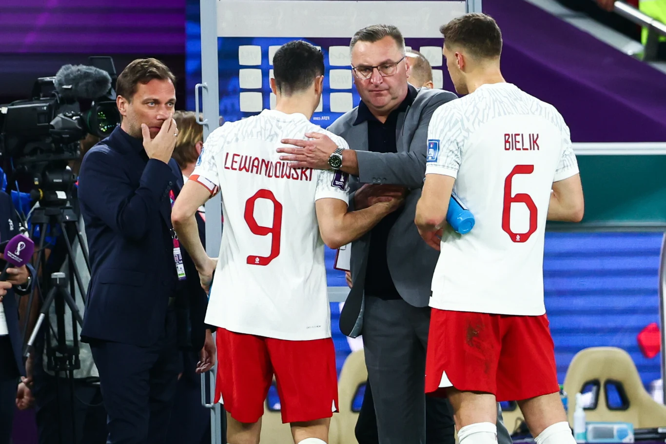 Czesław Michniewicz i Robert Lewandowski po meczu Polska - Francja na mistrzostwach świata