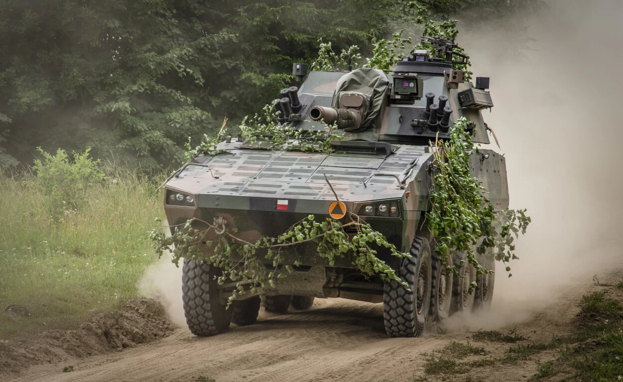 Głównym uzbrojeniem wozu M120 Rak jest moździerz MAHSW. Jak twierdzi producent, ma zasięg maksymalnie 15 kilometrów i może strzelać ogniem półpośrednim, pośrednim i na wprost