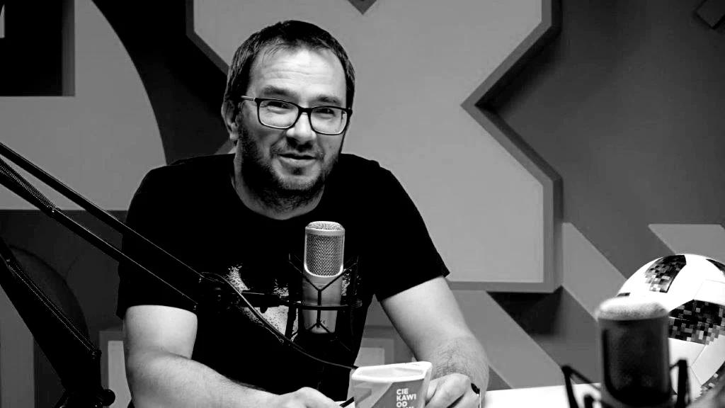 Krzysztof Zając (1980-2023). Szef produkcji wideo Interii, wieloletni operator, realizator, montażysta, ale przede wszystkim - wspaniały kolega, przyjaciel, współpracownik, na którego zawsze można było liczyć. Prywatnie - troskliwy mąż i ojciec. Krzysztof Zając oficjalnie przygodę z Interią zaczął w marcu 2005 roku, choć tak naprawdę już pięć lat wcześniej współpracował z interiowym zespołem wsparcia technicznego. Swoją wyjątkową smykałkę techniczną wykorzystał również później, nadzorując budowę kolejnych telewizyjnych studio Interii. W dziale wideo Interii, do którego przeszedł w 2007 roku, był operatorem, realizatorem, montażystą, kierownikiem technicznym, a w ostatnich latach szefem produkcji. Jako operator zjeździł najważniejsze imprezy sportowe, muzyczne, motoryzacyjne - w Polsce i na świecie. I zawsze dowoził - bezbłędne materiały, z których później byliśmy dumni. A przy okazji żartem czy dobrym słowem potrafił odstresować najbardziej zestresowanego początkującego reportera. Jego żywiołem w równym stopniu były delegacje, co praca w telewizyjnym studiu. Krzysztof w studiu, w swoim królestwie, to była gwarancja, że wszystko będzie na tip-top. Gdy choroba wróciła jesienią 2022 roku, on nie zamierzał odpuścić. Czuł się coraz gorzej, gdzieś pod uśmiechem widać było starannie ukrywane przebłyski cierpienia. Kiedy usłyszał, że może by tak zluzował, odpuścił, po prostu dał sobie fory, żachnął się i nie chciał o tym nawet słyszeć. W centrum zawsze była ukochana córka. Wesołe spojrzenie Krzysia rozświetlało się jeszcze bardziej, gdy zaczynał o niej opowiadać - o tym co ostatnio zrobiła, powiedziała, osiągnęła. W jakiej sztuce szkolnej wystąpiła. Jakie robi postępy w grze na pianinie. Nie zanudzał - mówił o niej z taką pasją i miłością, że aż chcieliśmy kolejnych odcinków jej przygód. Zmarł 6 kwietnia 2023 roku. Miał 43 lata. Krzysztof Zając (1980-2023). Szef produkcji wideo Interii, wieloletni operator, realizator, montażysta, ale przede wszystkim - wspaniały kolega, przyjaciel, współpracownik, na którego zawsze można było liczyć. Prywatnie - troskliwy mąż i ojciec. Krzysztof Zając oficjalnie przygodę z Interią zaczął w marcu 2005 roku, choć tak naprawdę już pięć lat wcześniej współpracował z interiowym zespołem wsparcia technicznego. Swoją wyjątkową smykałkę techniczną wykorzystał również później, nadzorując budowę kolejnych telewizyjnych studio Interii. W dziale wideo Interii, do którego przeszedł w 2007 roku, był operatorem, realizatorem, montażystą, kierownikiem technicznym, a w ostatnich latach szefem produkcji. Jako operator zjeździł najważniejsze imprezy sportowe, muzyczne, motoryzacyjne - w Polsce i na świecie. I zawsze dowoził - bezbłędne materiały, z których później byliśmy dumni. A przy okazji żartem czy dobrym słowem potrafił odstresować najbardziej zestresowanego początkującego reportera. Jego żywiołem w równym stopniu były delegacje, co praca w telewizyjnym studiu. Krzysztof w studiu, w swoim królestwie, to była gwarancja, że wszystko będzie na tip-top. Gdy choroba wróciła jesienią 2022 roku, on nie zamierzał odpuścić. Czuł się coraz gorzej, gdzieś pod uśmiechem widać było starannie ukrywane przebłyski cierpienia. Kiedy usłyszał, że może by tak zluzował, odpuścił, po prostu dał sobie fory, żachnął się i nie chciał o tym nawet słyszeć. W centrum zawsze była ukochana córka. Wesołe spojrzenie Krzysia rozświetlało się jeszcze bardziej, gdy zaczynał o niej opowiadać - o tym co ostatnio zrobiła, powiedziała, osiągnęła. W jakiej sztuce szkolnej wystąpiła. Jakie robi postępy w grze na pianinie. Nie zanudzał - mówił o niej z taką pasją i miłością, że aż chcieliśmy kolejnych odcinków jej przygód. Zmarł 6 kwietnia 2023 roku. Miał 43 lata.