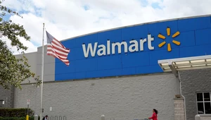 Sieć sklepów Walmart, największy prywatny pracodawca w Stanach Zjednoczonych, obniżył stawkę godzinową, jaką oferuje nowym pracownikom - informuje "The Wall Street Journal"