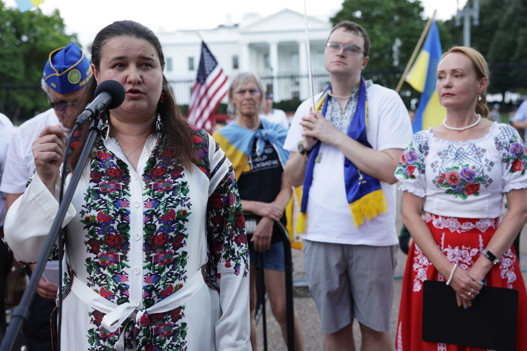 Ambasador Ukrainy w USA Oksana Markarowa w trakcie spotkania zorganizowanego przed Białym Domem w Dzień Niepodległości Ukrainy, 27 sierpnia 2022 r. Ambasador Ukrainy w USA Oksana Markarowa w trakcie spotkania zorganizowanego przed Białym Domem w Dzień Niepodległości Ukrainy, 27 sierpnia 2022 r.