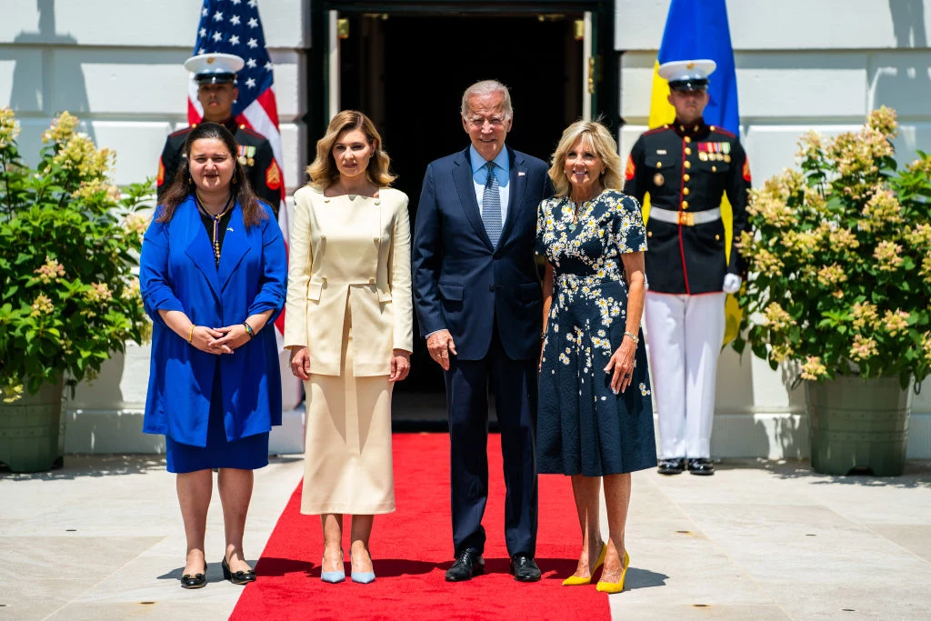 Wizyta Ołeny Zełenskiej w USA. Ambasador Oksana Markarowa towarzyszy pierwszej damie Ukrainy w Białym domu Wizyta Ołeny Zełenskiej w USA. Ambasador Oksana Markarowa towarzyszy pierwszej damie Ukrainy w Białym domu