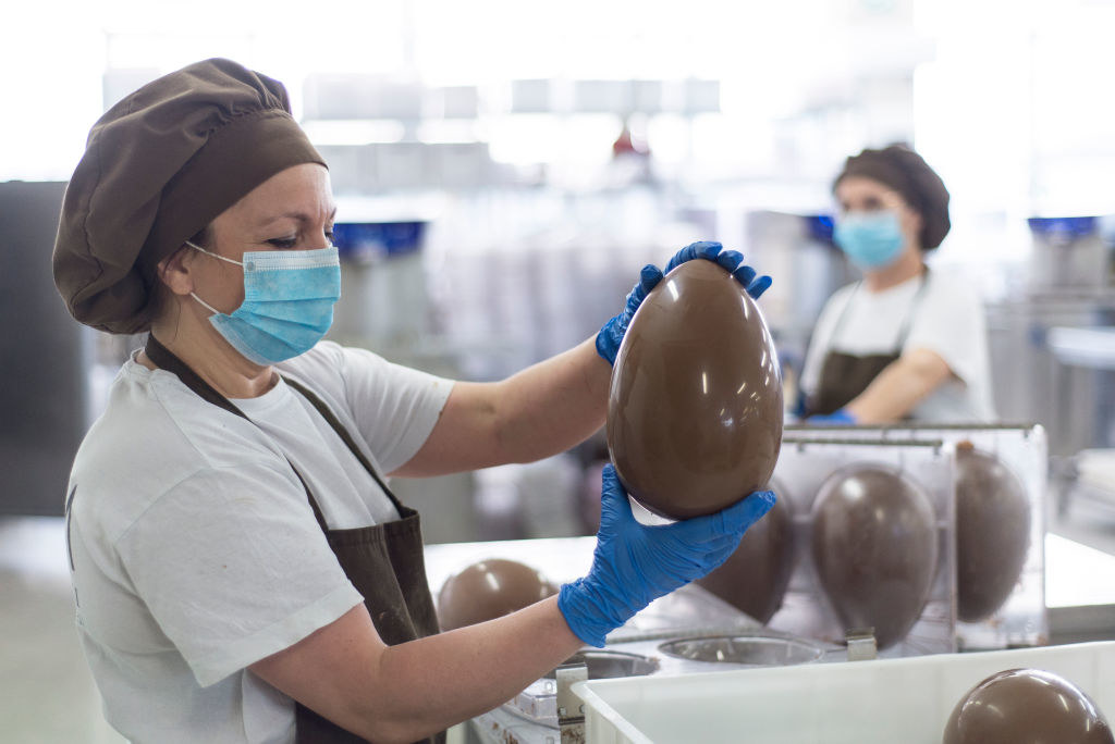 Wielkanoc, podobnie jak na Zachodzie, coraz częściej kojarzy nam się z czekoladowymi jajkami, zajączkami i innymi słodkościami. Ich produkcja wiąże się jednak z wymiernymi stratami dla środowiska