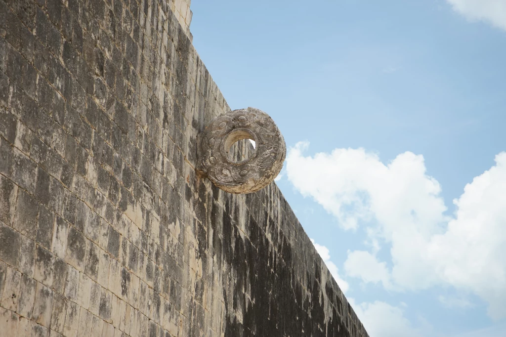 Kamienna obręcz na wielkim boisku w Chichén Itzá