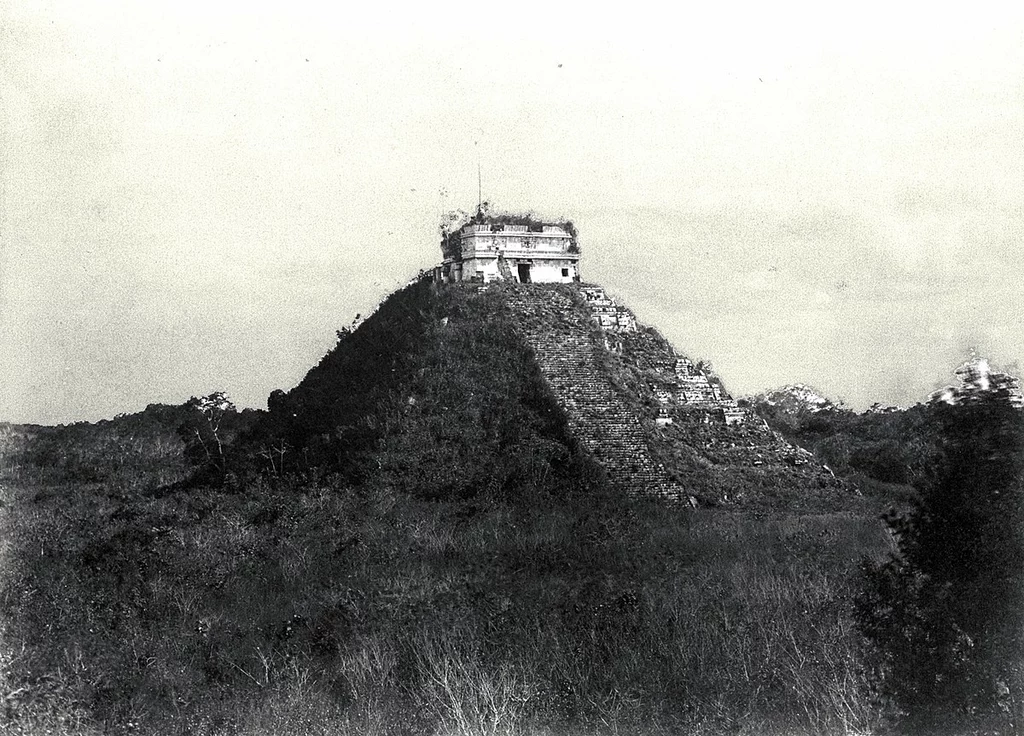 Zarośnięta przez dżunglę Świątynia Kukulkana, rok 1892