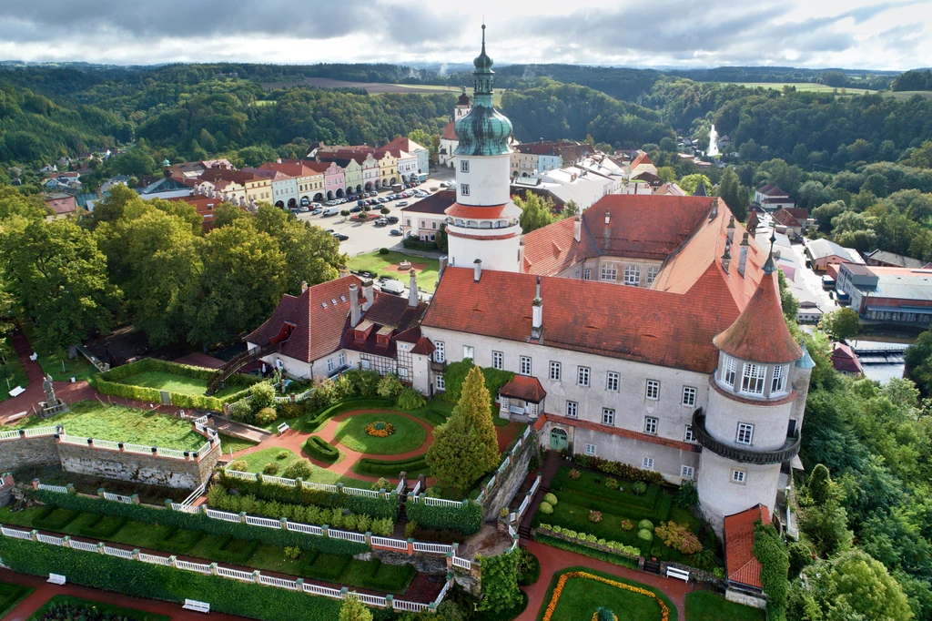 Nowe Miasto nad Metują. Zamek i górna część ogrodów, na dalszym planie Rynek