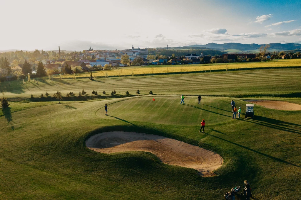 Golf jest sportem dla każdego, nie tylko dla elit - zapewniają właściciele pola golfowego w Broumovie