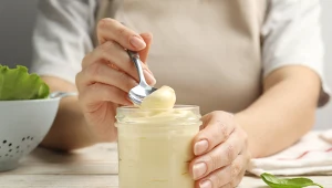 Aquafaba, czyli woda po ugotowanej ciecierzycy, z dodatkiem oleju, octu i przypraw to doskonały sposób na przygotowanie majonezu własnej roboty