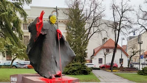 Zniszczony pomnik Jana Pawła II w Łodzi
