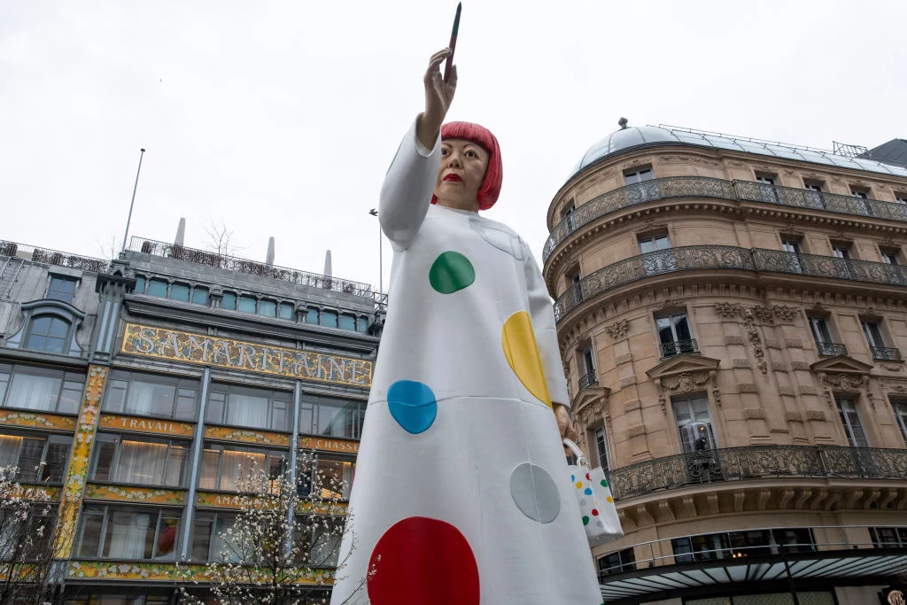 Rzeźba Kusamy przed przy paryskim domu towarowym La Samaritaine