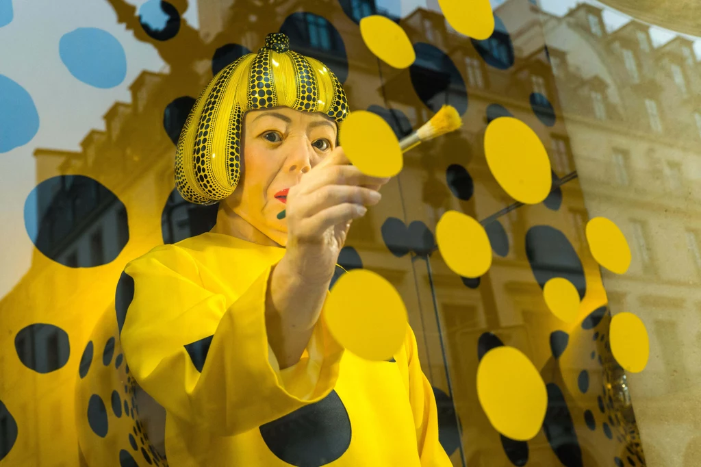 Yayoi Kusama, a raczej jej robot, maluje kropki w butiku Louis Vuitton