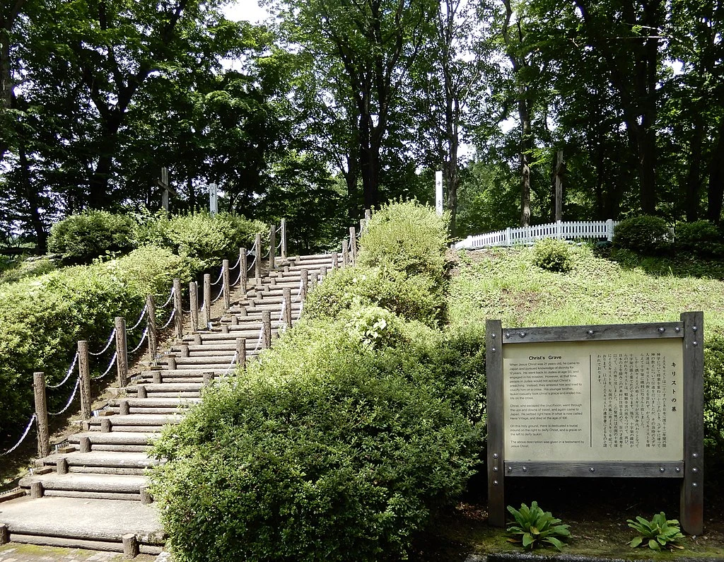 Do grobu Jezusa w Shinto prowadzi droga, na wzgórze. Obok stoi tablica informacyjna. / zdjęcie: WikipediaKIRISUTO NO HAKA Do grobu Jezusa w Shinto prowadzi droga, na wzgórze. Obok stoi tablica informacyjna. / zdjęcie: WikipediaKIRISUTO NO HAKA