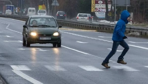 ​Czy mogę wjechać na pasy gdy pieszy już z nich schodzi? Co na to prawo